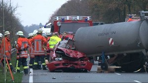 Typischer Abbiegeunfall auf der B401 in Husbäke: Ein Autofahrer stirbt weil er ein abbiegendes Treckergespann übersah   Bild: NonstopNews.de