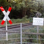 Gesperrter Bahnübergang im Barneführerholz